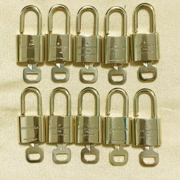 LOUIS VUITTON LV 10 SET PADLOCK KEY CHARM CADENA GOLD-PLATED FRANCE - Picture 2 of 4